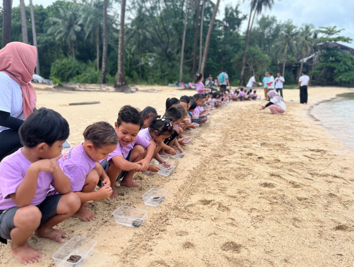 Kejora children during Turtle release in Karimunjawa