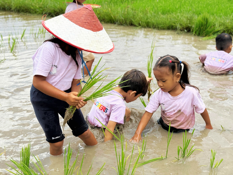 Hands-on nature exploration