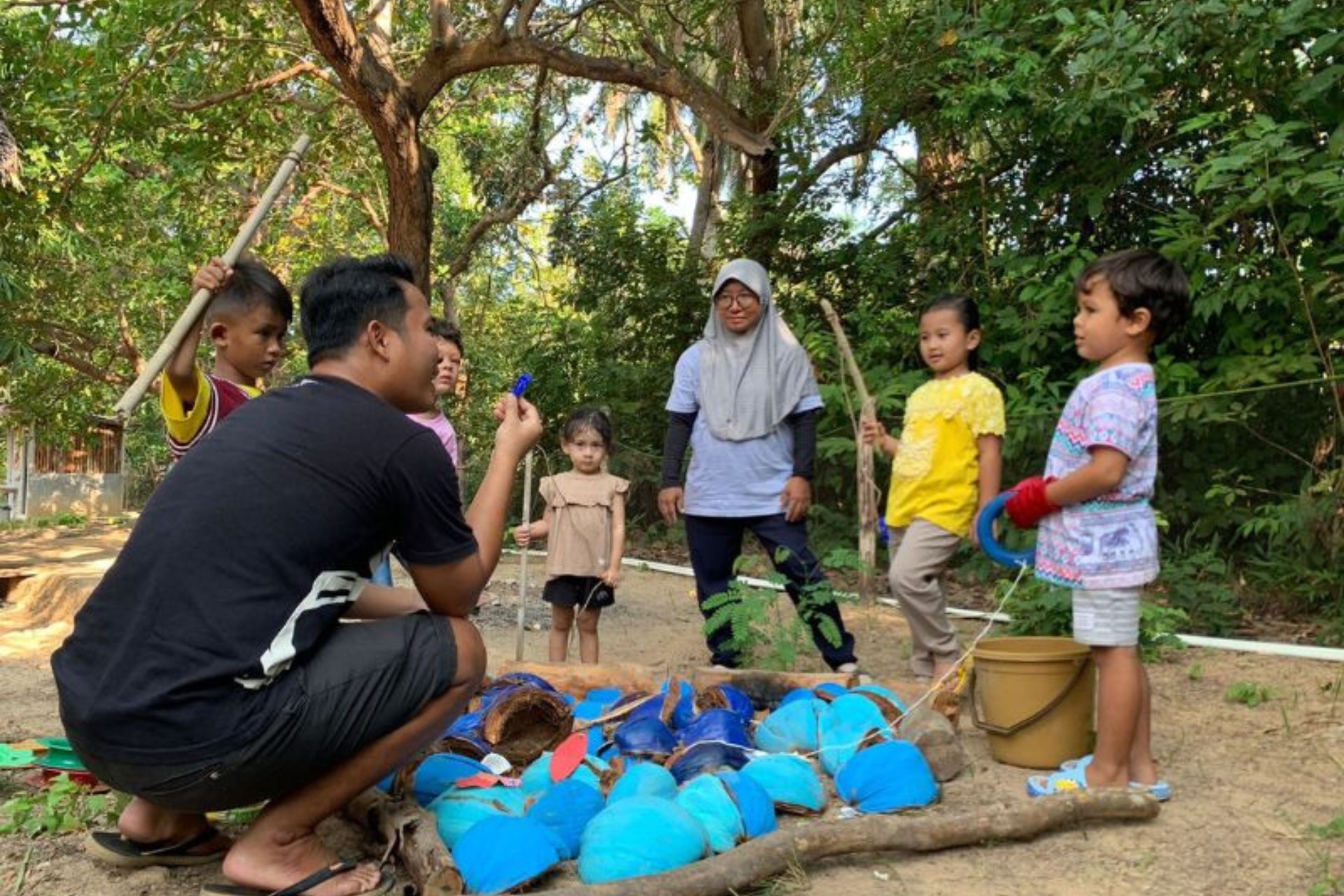 Children learning outdoors at SPS Kejora